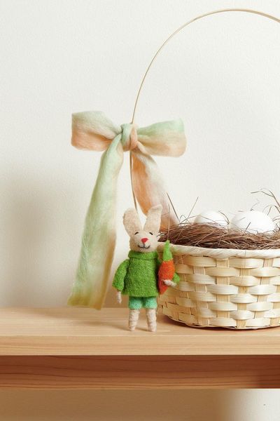 Produktbild: Aufh&auml;nger Filz-Hase mit Pulli und M&ouml;hre, Gr&uuml;n, 14 x 7 x 3cm