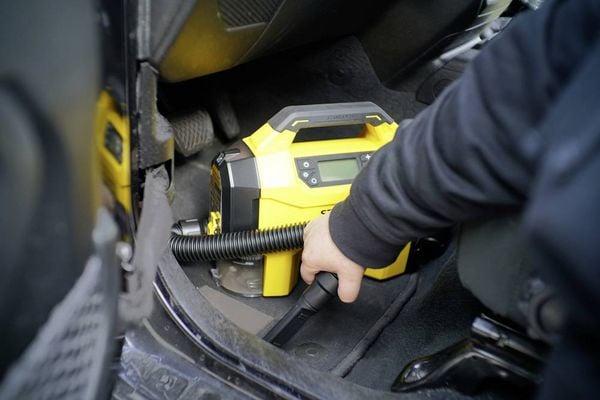 Produktbild: STANLEY SXVI02001 Akku-Kompressor 10 bar 12V Adapter zum Betrieb per Kabel, Digitales Display