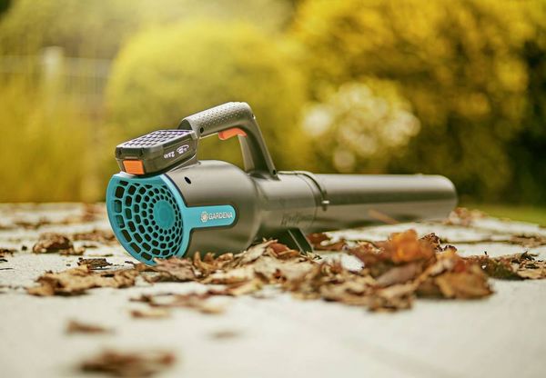 Produktbild: GARDENA PowerJet 18V P4A Ready-To-Use Set Akku 14890-20 Laubbl&auml;ser inkl. Akku 18 V