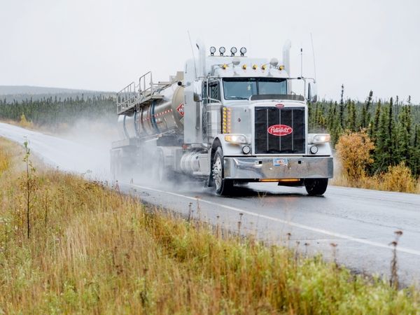 Produktbild: CALVENDO Puzzle Truck auf dem Weg nach Norden 1000 Teile Puzzle quer | 1000 Teile Lege-Gr&ouml;&szlig;e 64 &times; 48 cm Foto-Puzzle f&uuml;r gl&uuml;ckliche Stunden