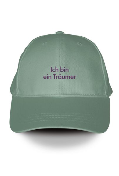 Produktbild: Salbeigr&uuml;ne Penguin Klassiker Cap mit lila gestickter Schrift. &raquo;Ich bin ein Tr&auml;umer&laquo; Fjodor Dostojewski