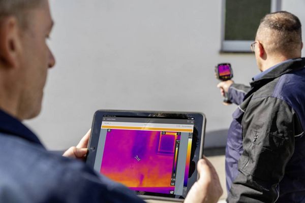 Produktbild: Testo 883-2 W&auml;rmebildkamera -30 bis 650&deg;C 27Hz WiFi, Touchscreen