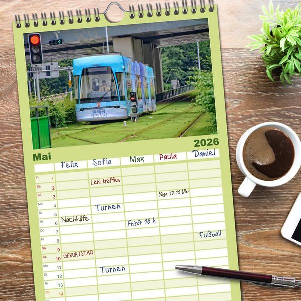 Produktbild: Familienplaner 2026 - Ich fahre gern Stra&szlig;enbahn mit 5 Spalten (Wandkalender, 21 x 45 cm) CALVENDO