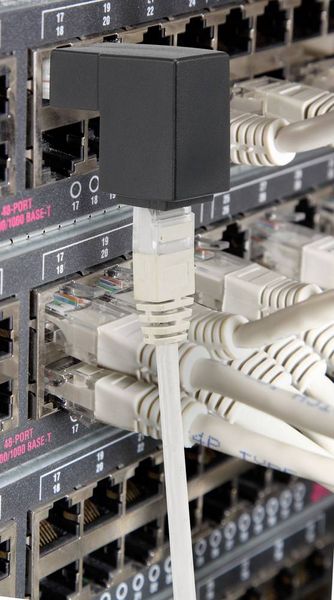 Produktbild: RJ45 Netzwerk Adapter CAT 5e 90&deg; nach unten gewinkelt [1x RJ45-Stecker - 1x RJ45-Buchse] 0.00 m Schwarz Renkforce