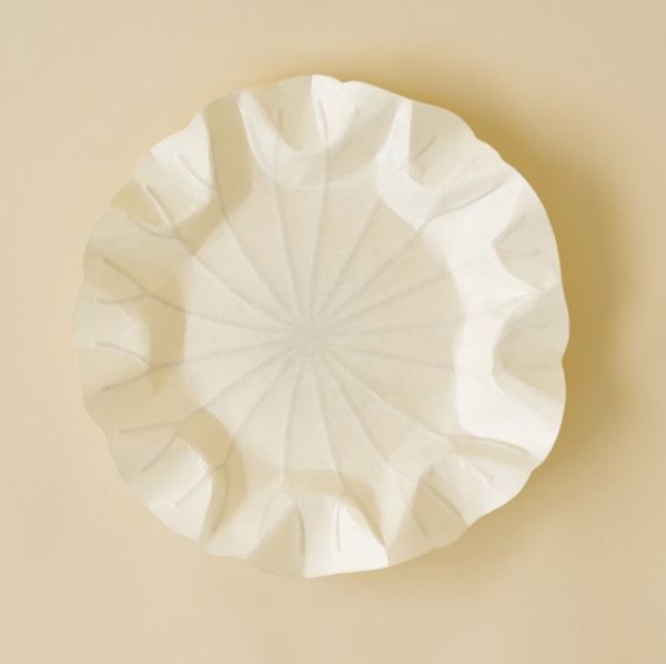 Produktbild: Flexible Hanji-Papierschale Lotusblatt (M) Wei&szlig; &ndash; Ablage / Servierschale aus traditionellem Hanji-Papier