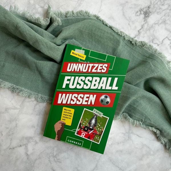 Produktbild: Unn&uuml;tzes Fu&szlig;ballwissen