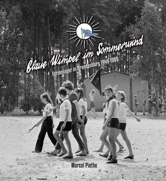 Produktbild: Blaue Wimpel im Sommerwind