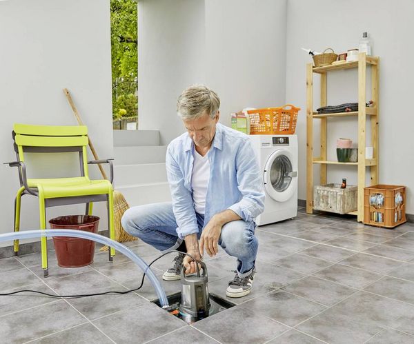 Produktbild: GARDENA 09036-61 Klarwasser-Tauchpumpe 17.000 l/h 9m