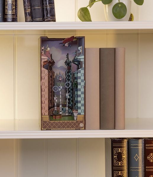 Produktbild: Book Nook DIY B&uuml;cherecke Harry Potter Quidditch Field von Revell Tiny Adventures