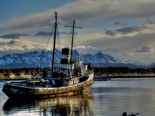 Produktbild: CALVENDO Puzzle Schiffswrack der Saint Christopher im Hafen von Ushuaia | 1000 Teile Lege-Gr&ouml;&szlig;e 64x48cm Foto-Puzzle f&uuml;r gl&uuml;ckliche Stunden