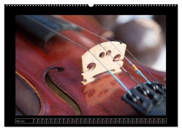 Produktbild: eine Violine (hochwertiger Premium Wandkalender 2026 DIN A2 quer), Kunstdruck in Hochglanz