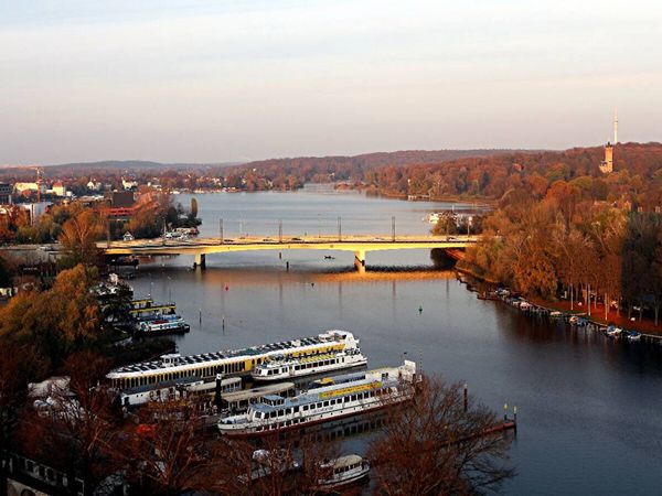 Produktbild: CALVENDO Puzzle Potsdam,Blick &uuml;ber die Humboldtbr&uuml;cke, Tiefer See in Richtung Berlin | 1000 Teile Lege-Gr&ouml;&szlig;e 64x48cm Foto-Puzzle f&uuml;r gl&uuml;ckliche Stunden