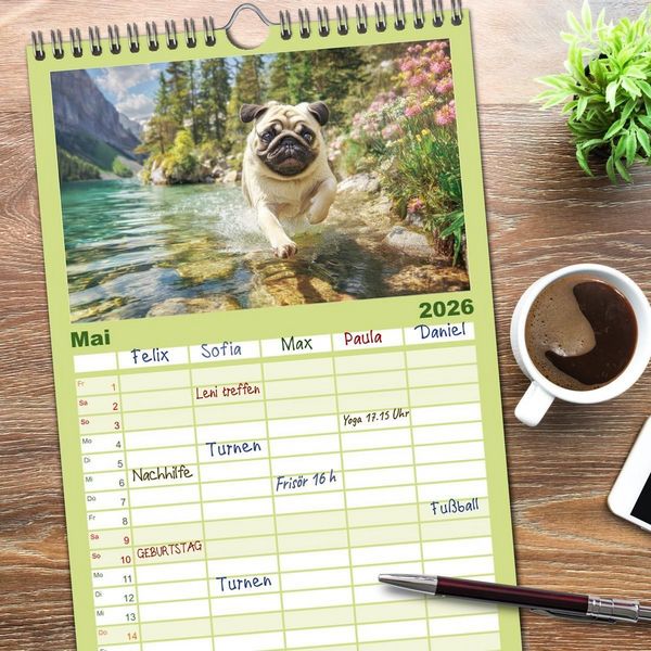Produktbild: Familienplaner 2026 - Mops trifft Berglust. Fidele Gipfelst&uuml;rmer im H&ouml;henrausch mit 5 Spalten (Wandkalender, 21 x 45 cm) CALVENDO