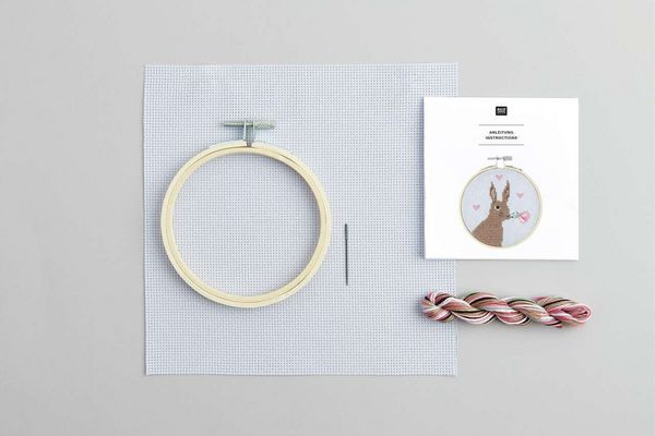 Produktbild: Stickpackung Gez&auml;hlter Kreuzstich, Romantischer Hase, &Oslash;10cm