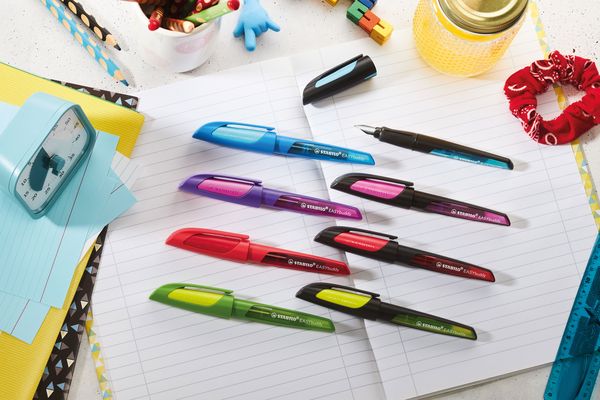 Produktbild: STABILO Schulf&uuml;ller mit Standard-Feder M -   EASYbuddy in dunkelblau/hellblau - Schreibfarbe blau (l&ouml;schbar) - Einzelstift - inklusive Patrone