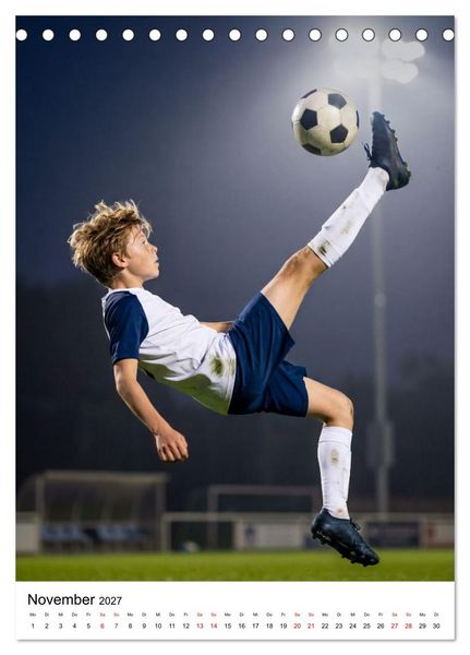 Produktbild: Am Ball Junior - Junge Kicker - Gro&szlig;e Momente (Tischkalender 2027 DIN A5 hoch), CALVENDO Monatskalender