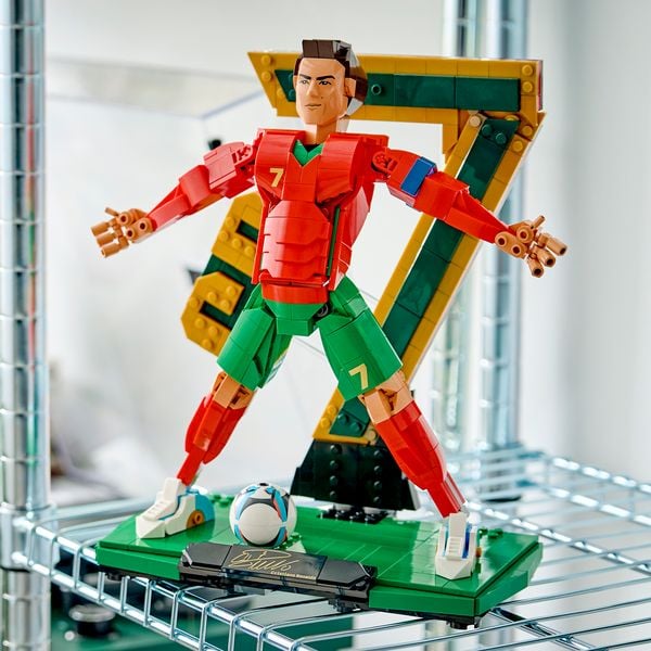 Produktbild: LEGO Editions 43016 Cristiano Ronaldo, Fu&szlig;balllegende, Bauset f&uuml;r Kinder; Fu&szlig;ball-Deko