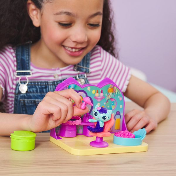 Produktbild: Gabby's Dollhouse Deluxe Room Spielset, Wellness Raum mit Meerk&auml;tzchen (engl. MerCat), M&ouml;belst&uuml;cken und thematischem Zubeh&ouml;r