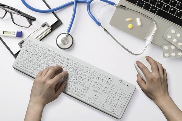 Produktbild: Renkforce RF-WRK-300 Kabellos Hygiene-Tastatur Deutsch, QWERTZ Wei&szlig; (matt) Spritzwassergesch&uuml;tzt