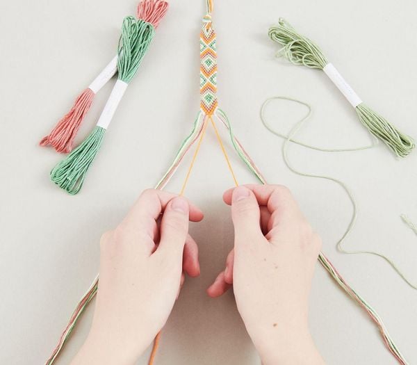 Produktbild: DIY Freundschaftsarmb&auml;nder Set, Neon Mix, 10 x 8 m Stickgarn in 10 verschiedenen Farben, 100 % Baumwolle und Neon 100% Polyester