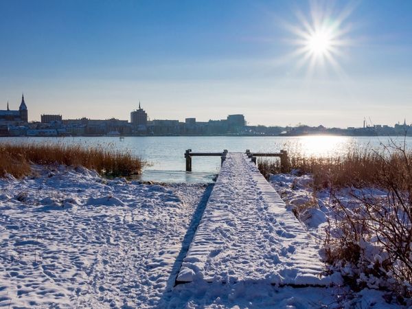 Produktbild: CALVENDO Puzzle Winter an der Warnow in Rostock | 1000 Teile Lege-Gr&ouml;&szlig;e 64x48cm Foto-Puzzle f&uuml;r gl&uuml;ckliche Stunden
