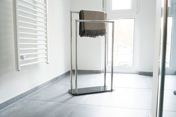 Produktbild: Handtuchhalter Mod. Ravina Edelstahl gl&auml;nzend, Handtuchst&auml;nder mit Bodenplatte aus Glas