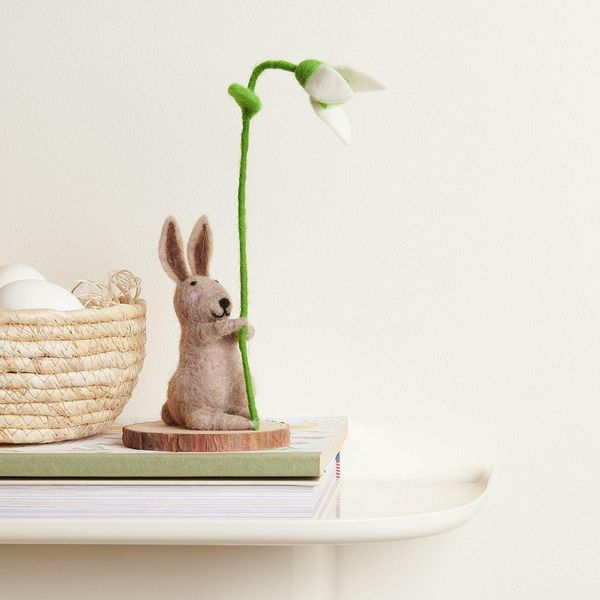 Produktbild: Filz-Hase mit Schneegl&ouml;ckchen, Braun, auf Holzscheibe, 21 x 9,5 x 9,5cm