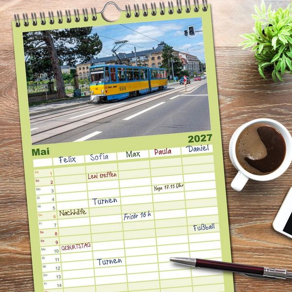 Produktbild: Familienplaner 2027 - Stra&szlig;enbahnklassiker auf Schienen mit 5 Spalten (Wandkalender, 21 x 45 cm) CALVENDO