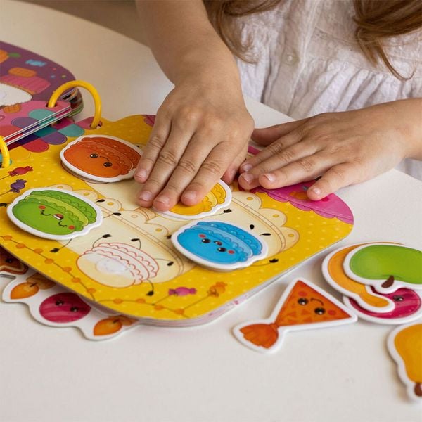 Produktbild: Lernspiel Roter K&auml;fer Busy Book mit Klettverschluss Die Leckereien RK1170-03