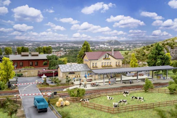 Produktbild: Faller 239007 N Aktions-Set Bahnhof Dennenberg