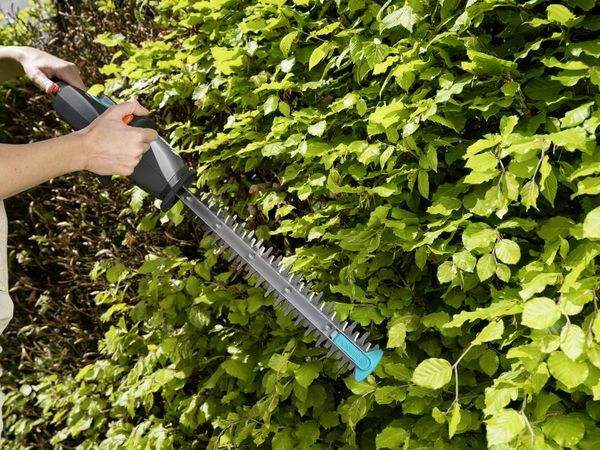 Produktbild: GARDENA EasyCut Li Akku Heckenschere inkl. Akku 14.40 V Li-Ion 400 mm