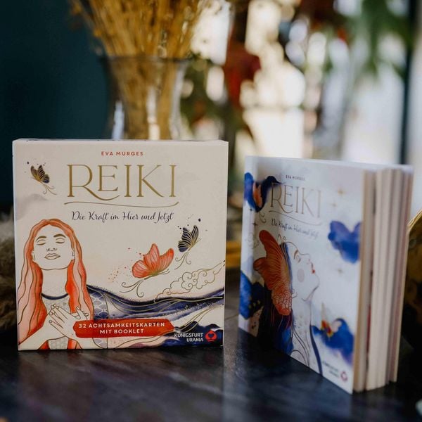 Produktbild: Reiki &ndash; Die Kraft im Hier und Jetzt: 32 Achtsamkeitskarten mit Goldfolie und Goldschnitt, St&uuml;lpdeckelschachtel mit Goldpr&auml;gung und 144-seitiges Buch