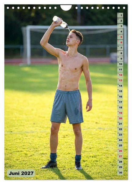 Produktbild: Nachspielzeit - Athletische Fu&szlig;baller - sinnlich und intensiv (Wandkalender 2027 DIN A4 hoch), CALVENDO Monatskalender