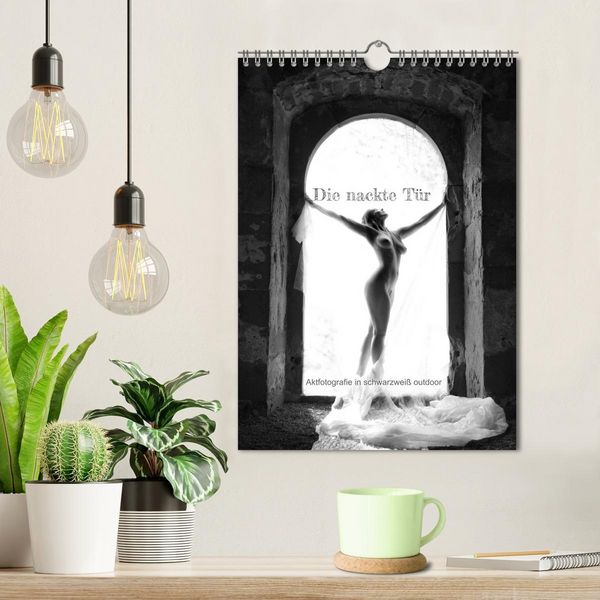 Produktbild: Die nackte T&uuml;r - Outdoor Aktfotografie in schwarzwei&szlig; (Wandkalender 2026 DIN A4 hoch), CALVENDO Monatskalender