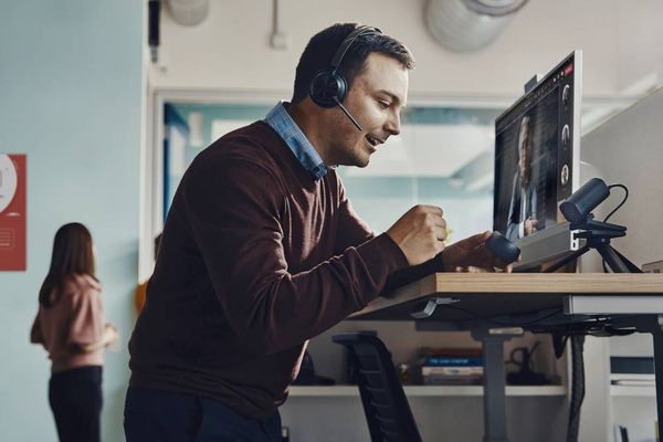 Produktbild: HP Poly Voyager Focus 2 On Ear Headset Bluetooth&reg; Stereo Schwarz Noise Cancelling Headset Computer