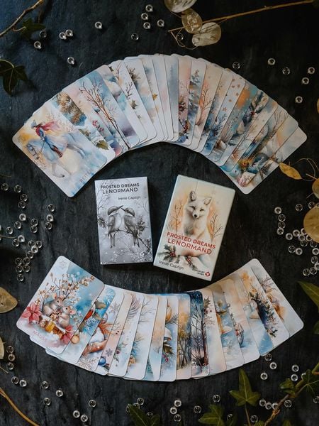 Produktbild: Frosted Dreams Lenormand - 38 farbige Lenormand-Karten und ein 68-seitiges Booklet in Faltschachtel