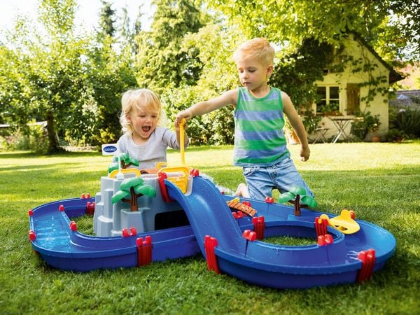 Produktbild: AquaPlay - Wasserbahn Set Bergsee - 42-teiliges Spieleset mit Bergsee, Wasserfall und geheimer H&ouml;hle, Wasserspielspa&szlig; inkl. 3 Tierfiguren, 2 Booten, ab 3 Jahren