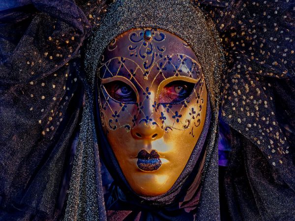 Produktbild: CALVENDO Puzzle neunziggrad I photoart: Venezia Carnevale, Karneval von Venedig I Die Frau mit der goldenen Maske | 1000 Teile Lege-Gr&ouml;&szlig;e 64x48cm Foto-Puzzle f&uuml;r gl&uuml;ckliche Stunden