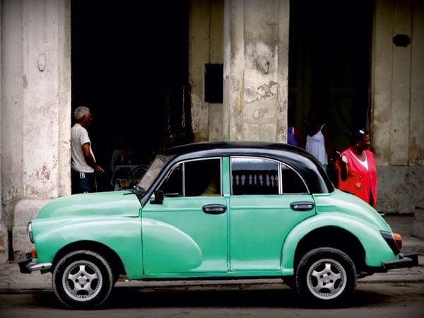 Produktbild: CALVENDO Puzzle Morris Minor in Havanna - Ein Motiv aus dem Kalender "Auto-Legenden - British Classics" | 1000 Teile Lege-Gr&ouml;&szlig;e 64x48cm Foto-Puzzle f&uuml;r gl&uuml;ckliche Stunden