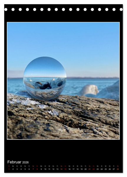 Produktbild: Momente aus Glas &ndash; Glaskugelfotografie (Tischkalender 2026 DIN A5 hoch), CALVENDO Monatskalender