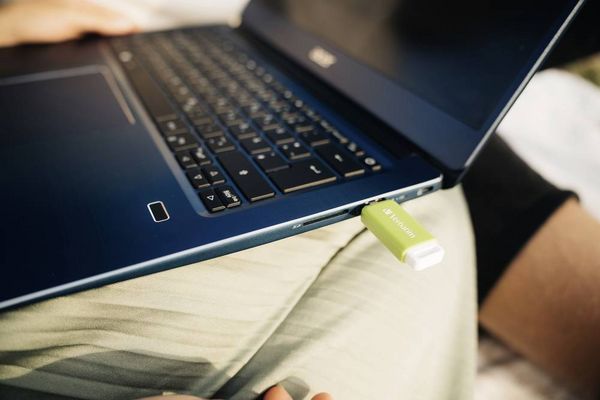 Produktbild: Verbatim V DataBar USB 2.0 Drive USB-Stick 32GB Gr&uuml;n 49454 USB-A (USB 2.0)