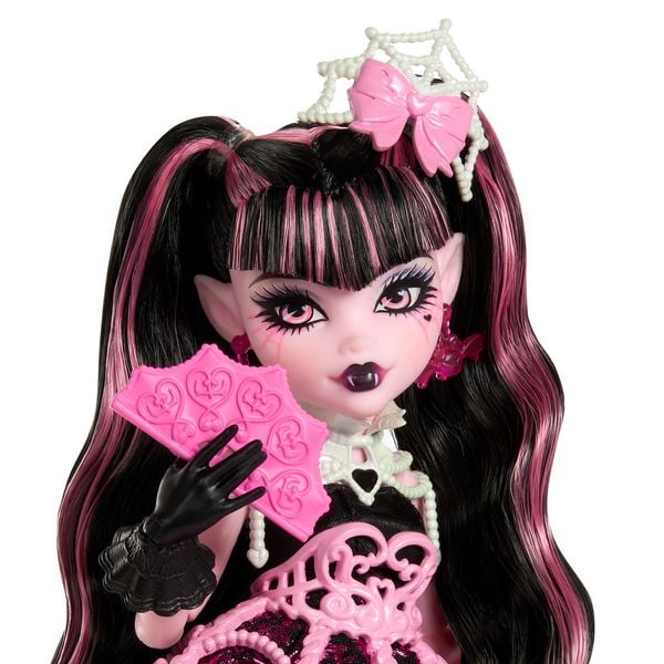 Produktbild: Monster High Scary Sweet Birthday Draculaura-Puppe im Partykleid mit Ballon und Geschenk