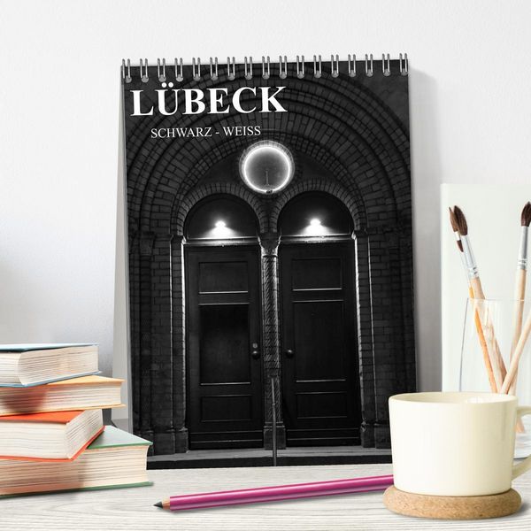 Produktbild: L&uuml;beck schwarz-wei&szlig; (Tischkalender 2026 DIN A5 hoch), CALVENDO Monatskalender