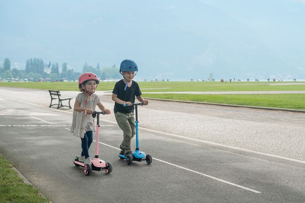 Produktbild: GLOBBER ONE K E-MOTION 4 PLUS hellblau, mit Leuchtrollen