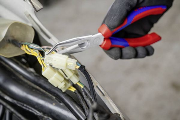 Produktbild: Knipex 26 25 200 Elektronik- u. Feinmechanik Flachrundzange 40&deg; gebogen Vanadium Elektrostahl 200 mm