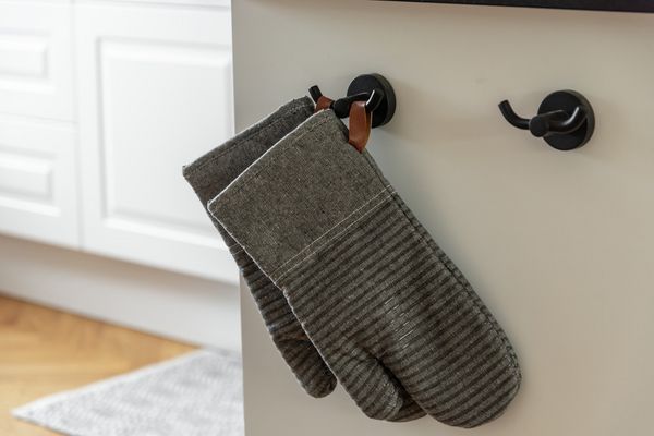 Produktbild: Topfhandschuhe Mod. Ada Stripes Grau, Silikonstreifen f&uuml;r sicheren Griff