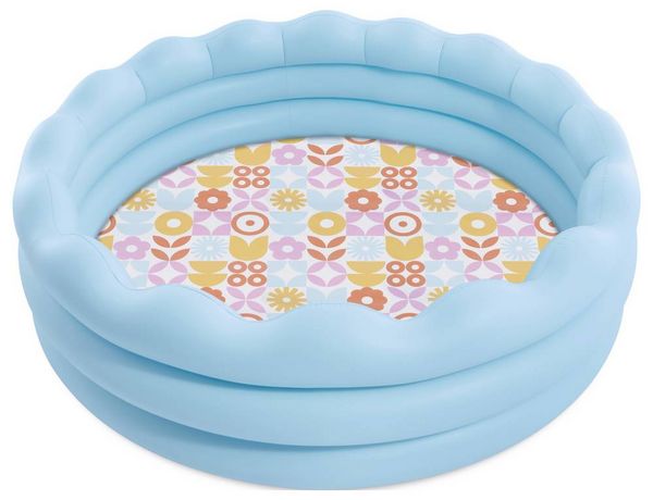 Produktbild: Der hellblaue Intex &bdquo;Wavy Edge Pool&ldquo; mit gewelltem Rand und Retro-Bodenmuster bietet erfrischenden Badespa&szlig; und stilvolle Akzente f&uuml;r Kinder ab
