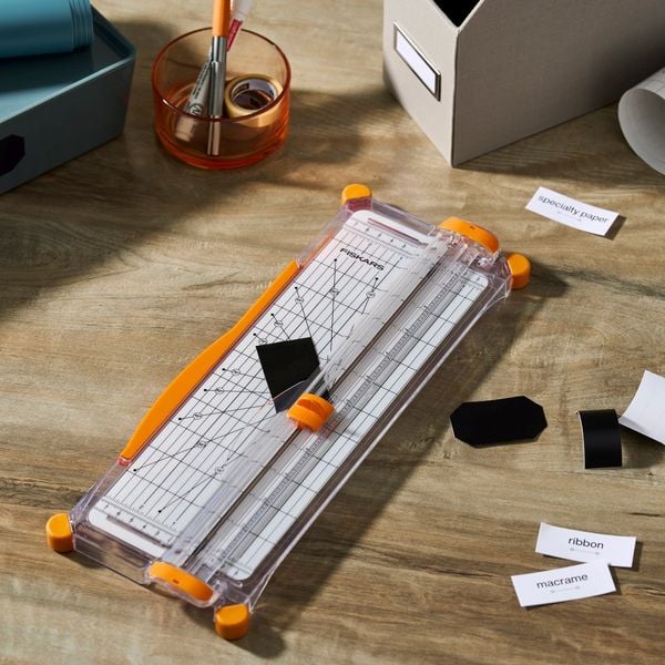 Produktbild: Fiskars Papierschneidemaschine SureCut Papierschneidemaschine A4 - schmale Basis