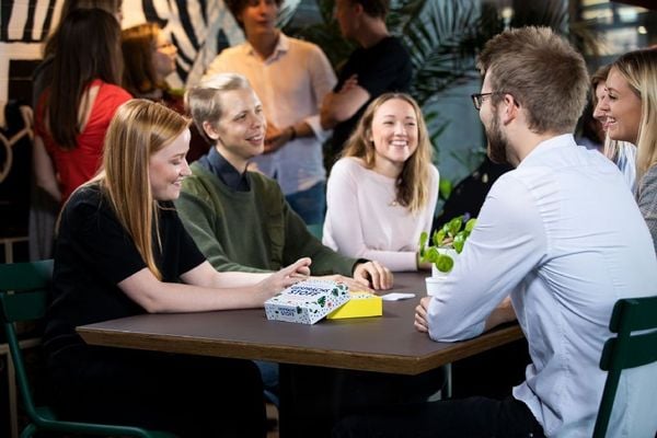 Produktbild: Pegasus KYL43022 - Gespr&auml;chsstoff XL - f&uuml;r z&uuml;ndende Konversationen in netter Gesellschaft, Partyspiel, Spiel