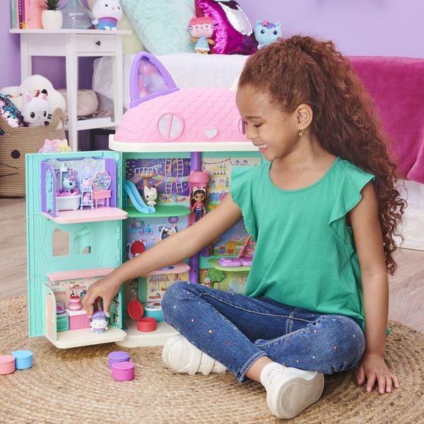 Produktbild: Gabby&lsquo;s Dollhouse Deluxe Raum, Bakey with Cakey, K&uuml;che mit Kuchi (engl. Cakey), M&ouml;belst&uuml;cken und thematischem Zubeh&ouml;r